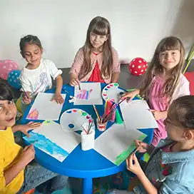 Деца рисуват и творят заедно в занимание в Учител.com